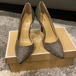Micheal kors 7.5 Nathalie Flex Black & Gold sparkle pumps